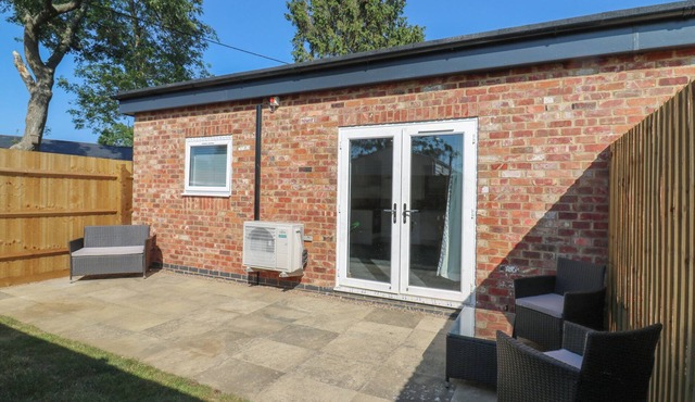 DAISY, pet friendly, character holiday cottage in Northampton