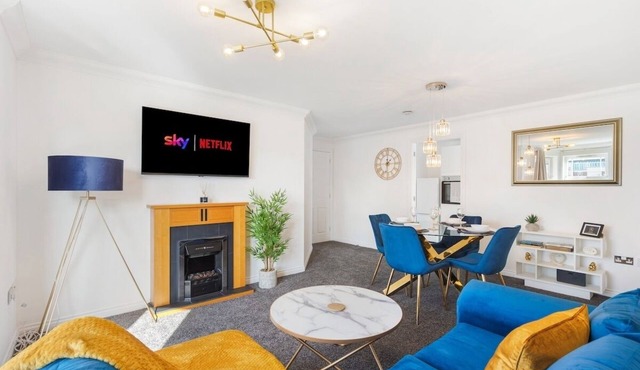Deluxe Central Windsor Apartment w/Free Parking