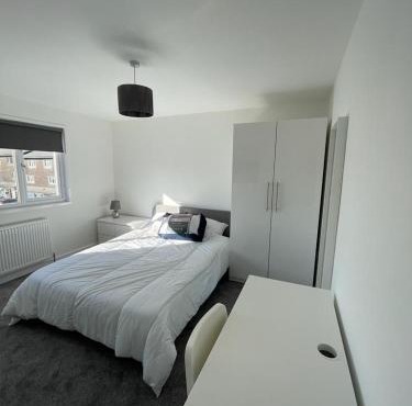 Double room with private bathroom in Basingstoke