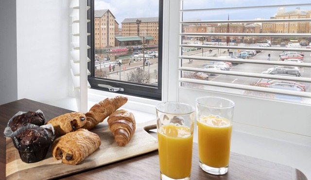 Elliot Oliver - Loft Style 2 Bedroom Apartment With Parking In The Docks