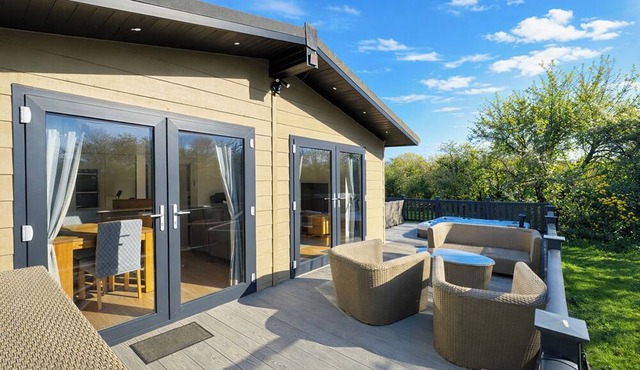 Executive Lodge with Hot Tub