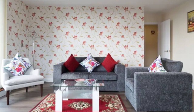 Exquisite Modern Station Penthouse with Balcony, Parking & Sleeps 6