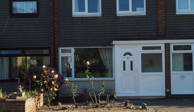 Fantastic location within easy walking distance of Beach, Park and Village.