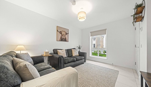 Fern Walk Modern 3 Bedroom House - Dalkeith