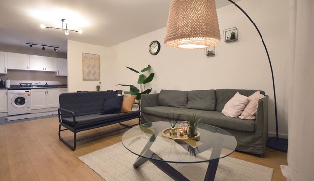 Freshly refurbished 2 bedroom apartment in Town Centre