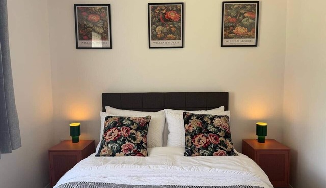 Gatwick 2 Bed Flat Private Parking