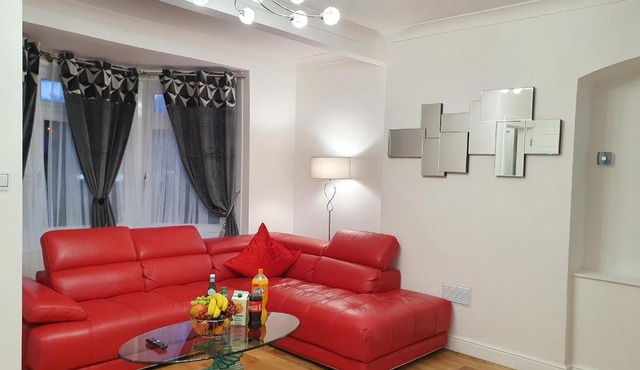 Glasgow Comfortable and Modern 3 Bedroom Mid Terraced Villa