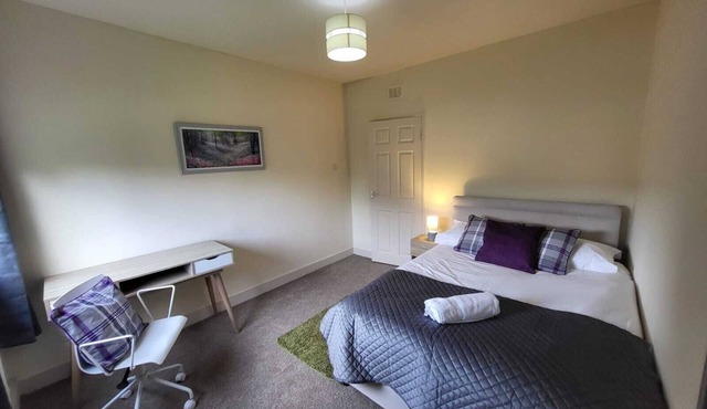 Glasgow, Spacious 3 bed house with parking