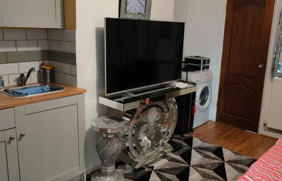 GRAVESEND - BEAUTIFUL Studio