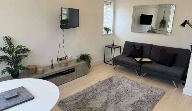Hadleigh Hideout - Modern Apartment with Parking