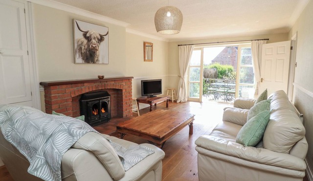 HIGHFIELDS, pet friendly, character holiday cottage in Southwell