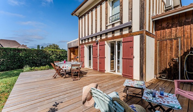 Holiday Home “Les Mimosas” with Private Terrace, Wi-Fi and Air Conditioning