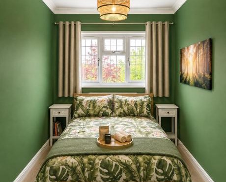 Home from Home - Shared Facilities - First Floor Room - Green Room - M25 A127 London 30 Mins Train