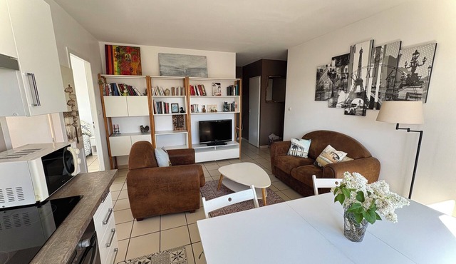 Independent apartment 5 mins from the airport- 2 bedrooms- bathroom-kitchen