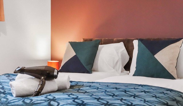 Inviting 2-Bed House in Milton Keynes - Netflix