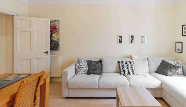 Inviting 2BDR Home Close to Edinburgh Castle