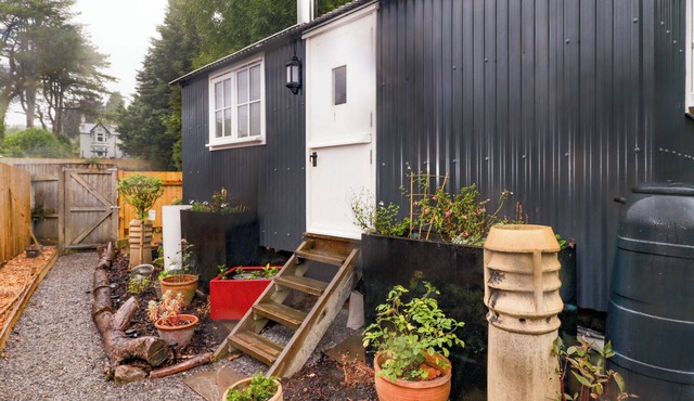 KINGS CWTCH SHEPHERD'S HUT, pet friendly, with open fire in Pentyrch