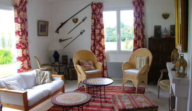Large, bright house with south-facing garden near the beach.