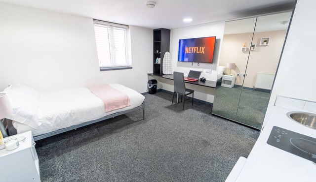 Large Studio flat close to City!