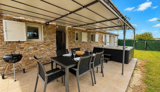 Le Hameau des Oliviers – House with Jacuzzi & Garden