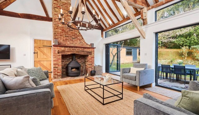 Luxurious Barn With Outdoor Dining, Near Vineyard