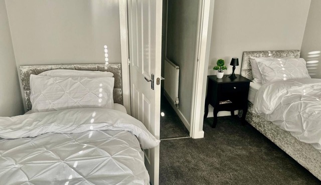 Luxurious Wolverhampton Retreat with 4 Bedrooms