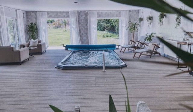 Luxury 8-Bed Country Retreat with Private Spa – Sleeps 16