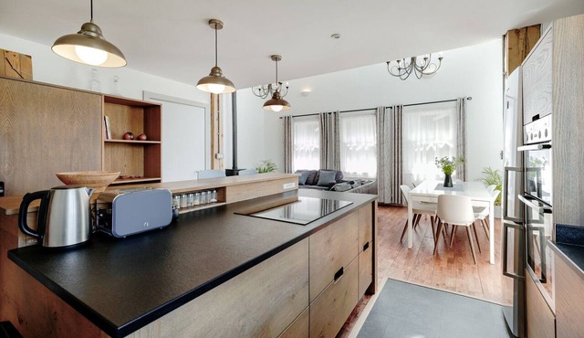 Luxury Harbourside Apartment with Balcony