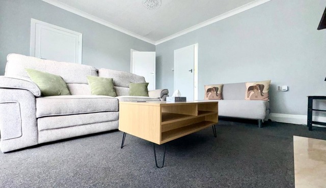 M1 Link 2 Bed House Wifi Parking,Contractors