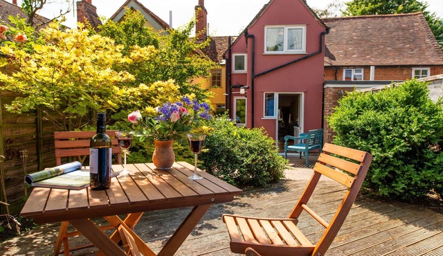 Meddlars - A romantic cottage by a historic Town great for walks, pubs and shops.