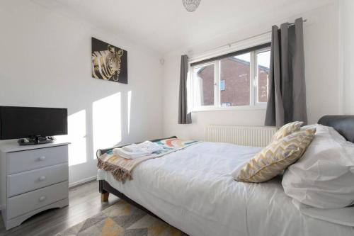 Modern 1 Bed Maisonette, Contractor Friendly, Near Airport, Town Centre and Train Station