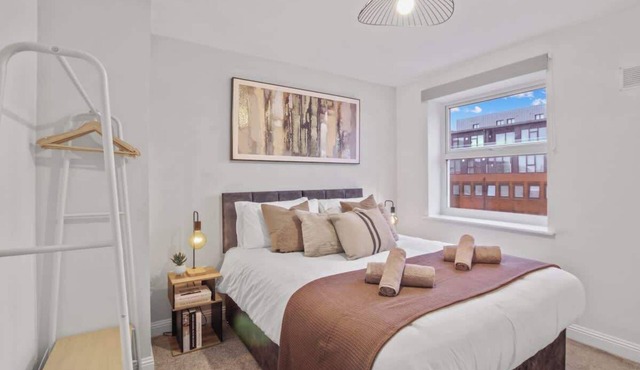 Modern 2 Bed Apartment | Secure Parking | Central