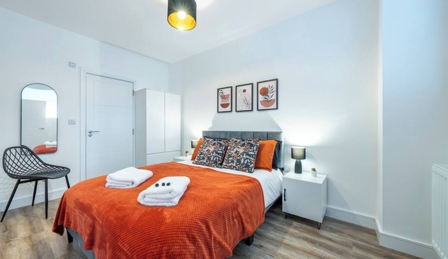 Modern 2 bed flat in Potters Bar Free Parking