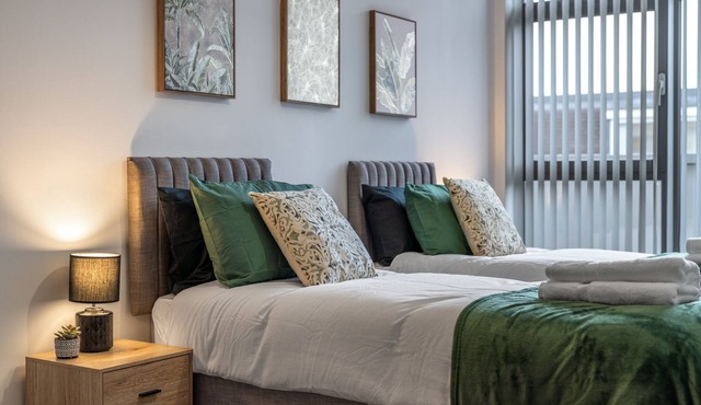 Modern 2-Bed Flat w/Balcony + Free Parking