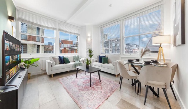 Modern 2 bed Flat in Central London, Barbican Farringdon, EC1V