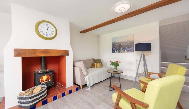 Modern Cottage, Countryside Views, Private Parking