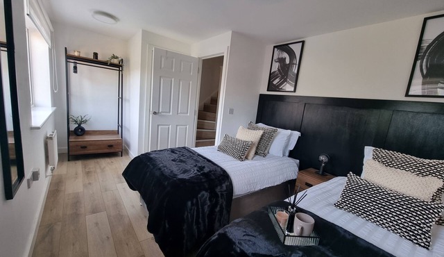 Modern Executive House WiFi Parking Coventry City Centre Sleeps 6.