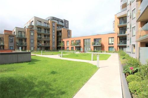 Modern Riverside Flat in central Reading, Free Parking, Fast WiFi, Near Station