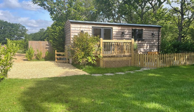 Modern Shepherds Hut in Dorset, near New Forest & Beaches, Dog friendly