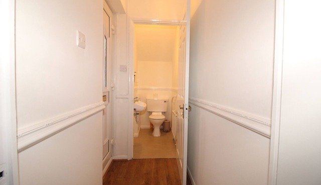 Modern | Spacious 3BR House | Sleeps 10 | Parking | Garden | Near London Links