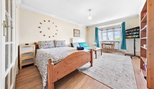 *Modern Spacious studio flat in Ealing*
