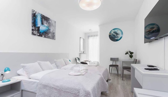 Modern Studio | Air Conditioning | Close to Market Square