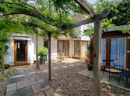 Oak Tree Rooms LTD