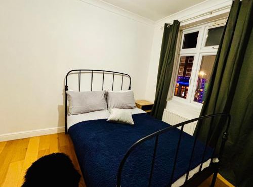 Obsidian Room - shared bathroom