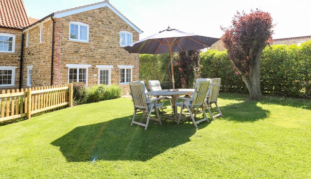 PADDOCK VIEW COTTAGE, pet friendly, with a garden in Vale Of Belvoir