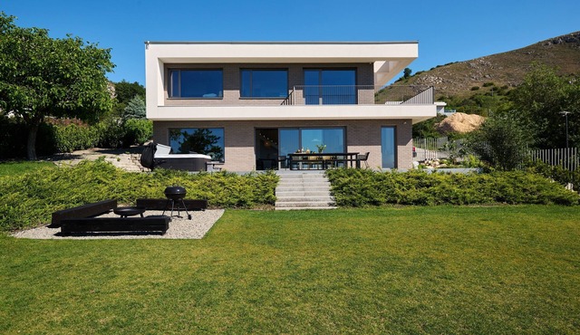 Panoramic Hilltop Villa with Hot Tub, 15 Min to Budapest Center