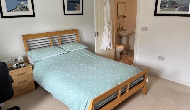 Peterborough, Hampton Vale Lakeside En-Suite Large Double bedroom with great modern facilities