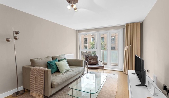 Practical 2-Bed Flat with Outdoor Space