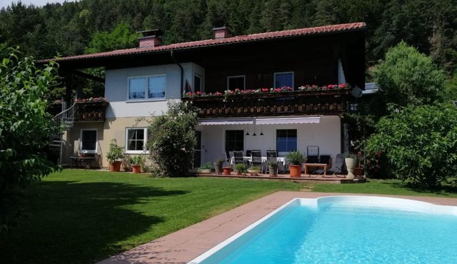 Premium-Gartenwohnung, 4 Schlafzimmer & Pool in Wörthersee Nähe
