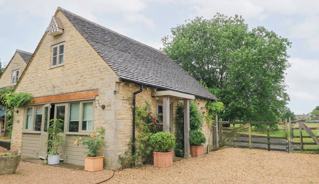 PUDDING HILL BARN COTTAGE, pet friendly, with a garden in Bibury